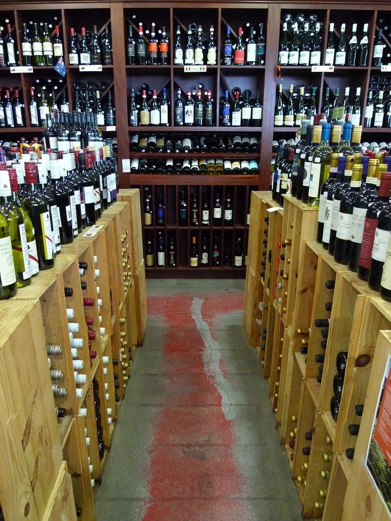 Celler amb vins locals seleccionats